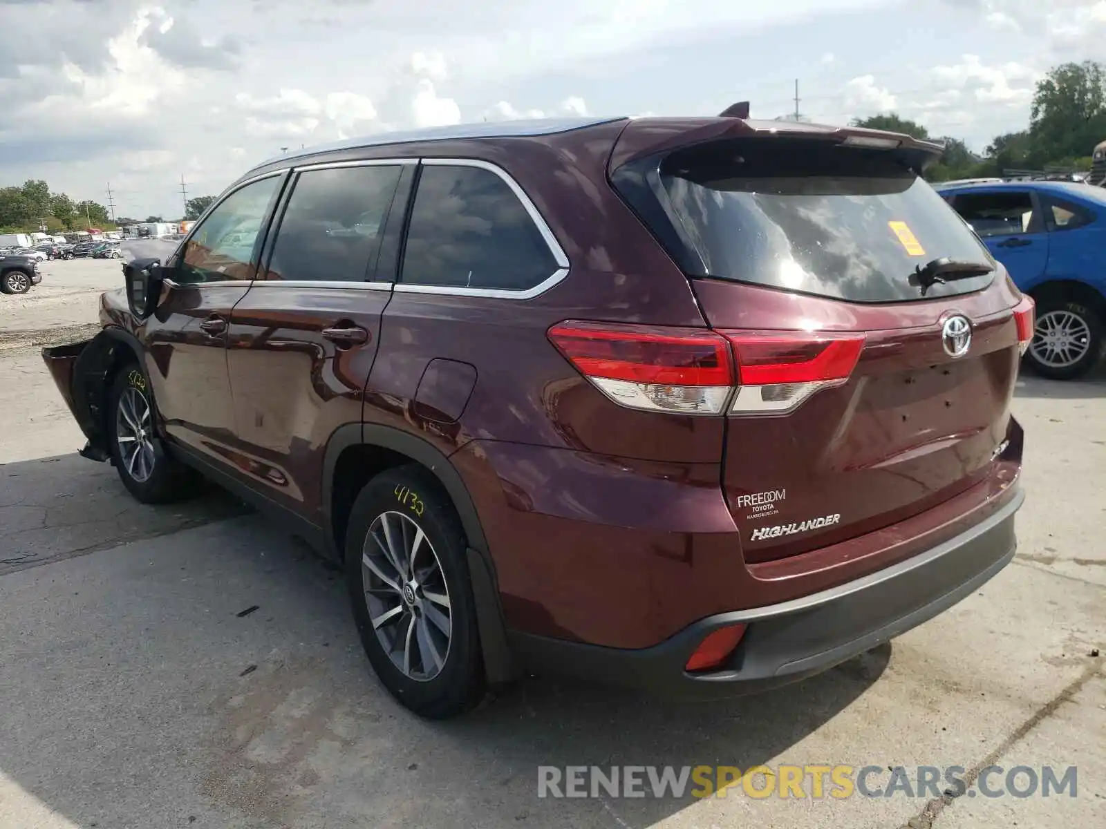 3 Photograph of a damaged car 5TDJZRFH0KS918987 TOYOTA HIGHLANDER 2019