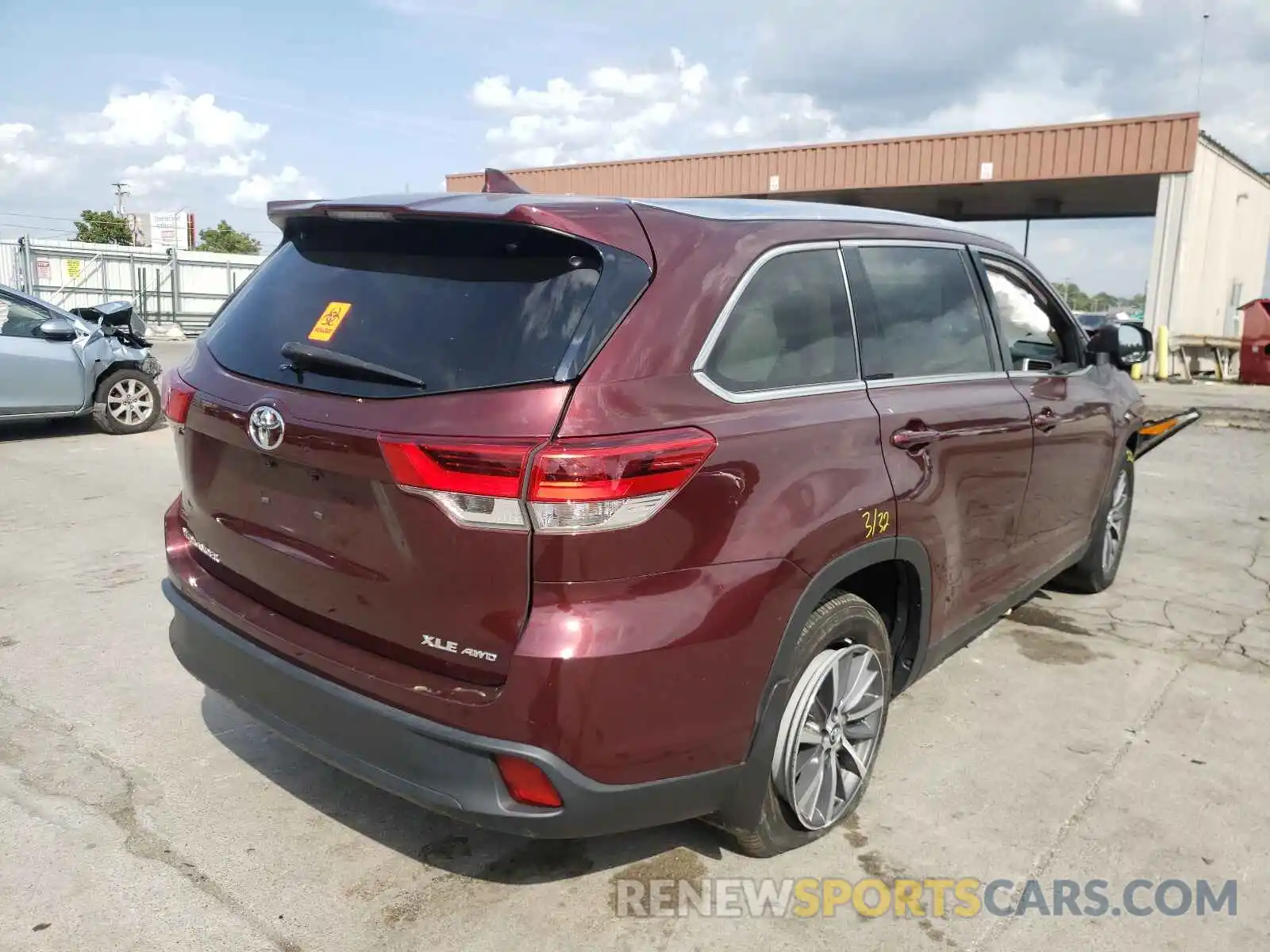 4 Photograph of a damaged car 5TDJZRFH0KS918987 TOYOTA HIGHLANDER 2019