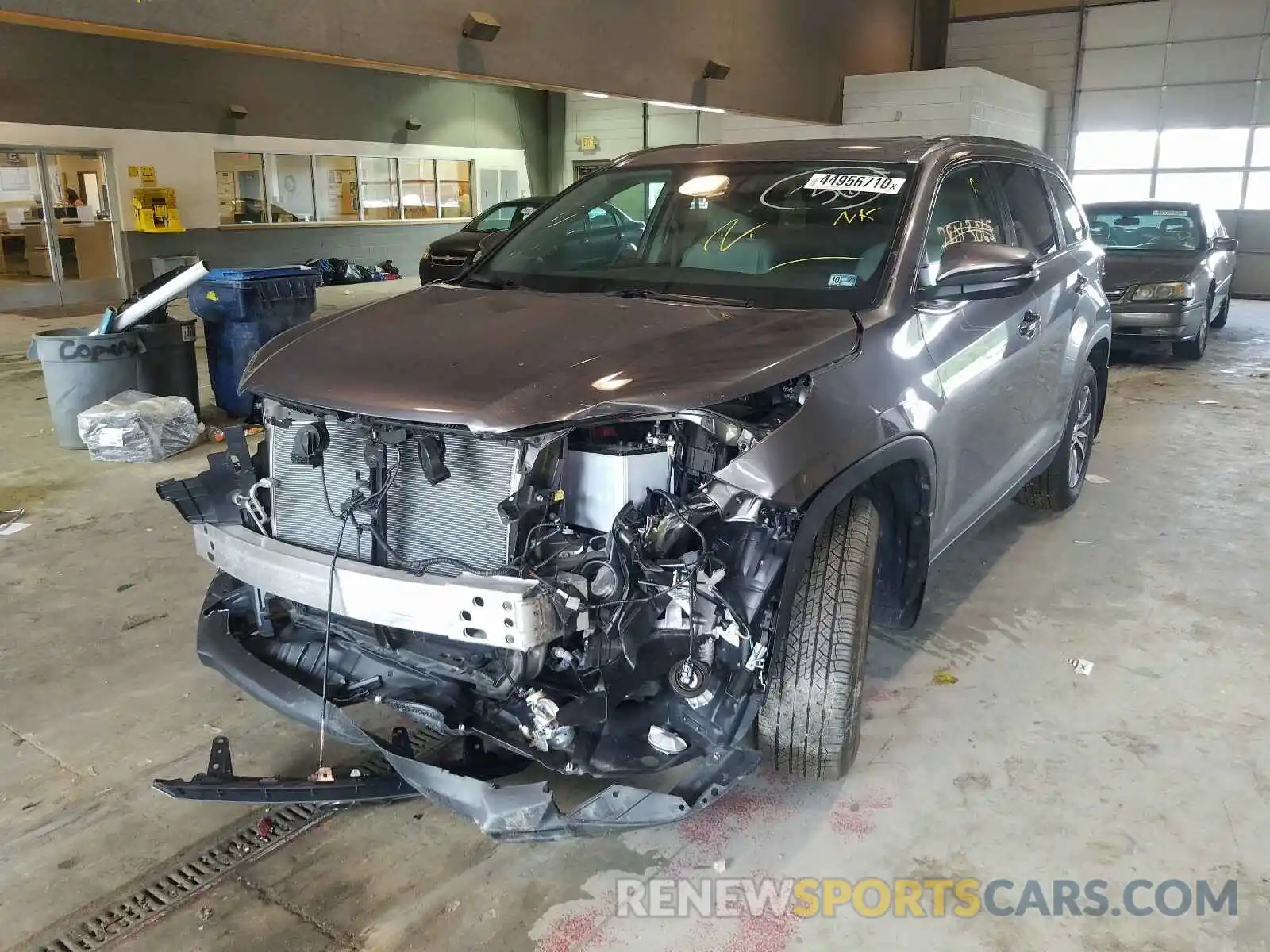 2 Photograph of a damaged car 5TDJZRFH0KS925969 TOYOTA HIGHLANDER 2019