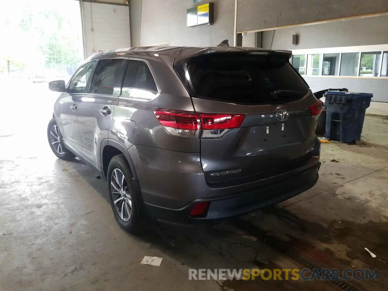 3 Photograph of a damaged car 5TDJZRFH0KS925969 TOYOTA HIGHLANDER 2019