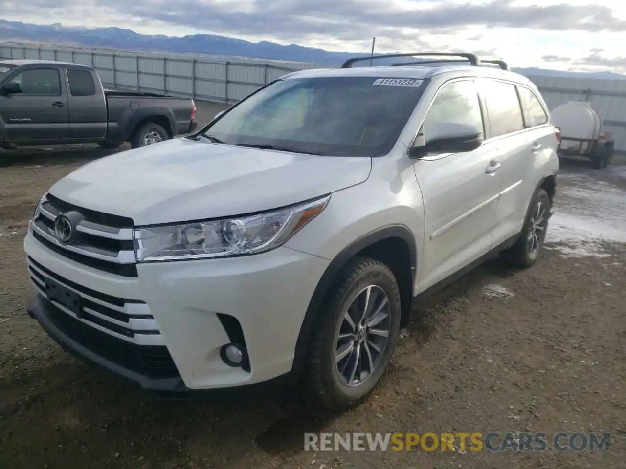 2 Photograph of a damaged car 5TDJZRFH0KS929066 TOYOTA HIGHLANDER 2019