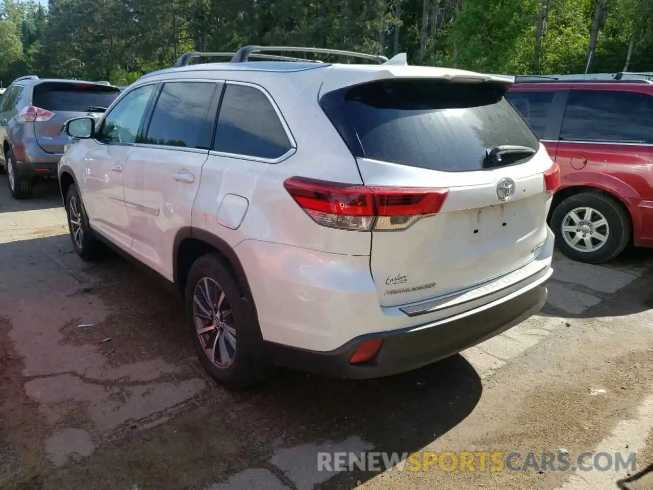 3 Photograph of a damaged car 5TDJZRFH0KS930802 TOYOTA HIGHLANDER 2019