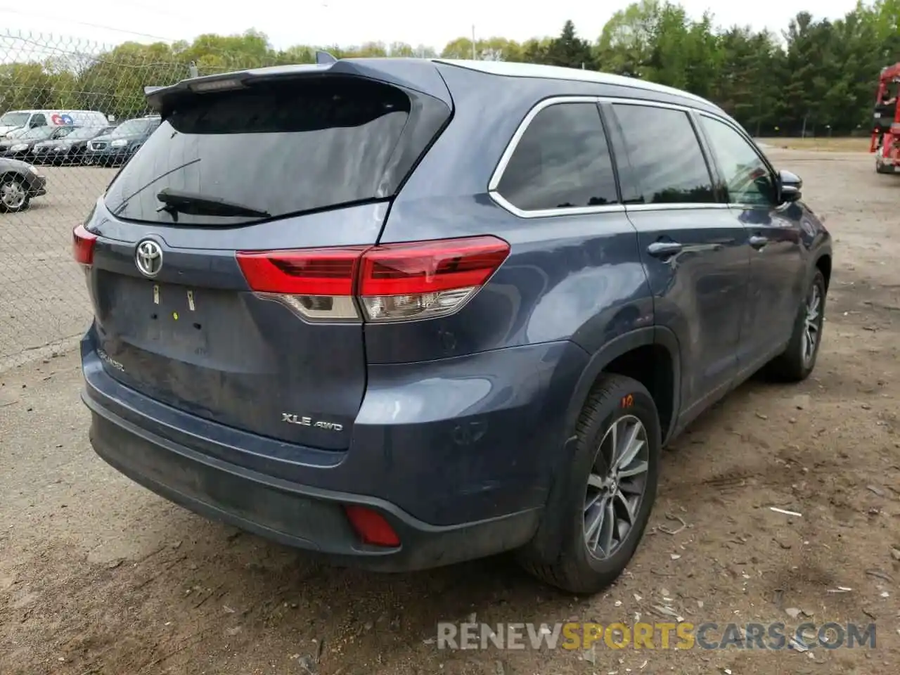 4 Photograph of a damaged car 5TDJZRFH0KS931304 TOYOTA HIGHLANDER 2019