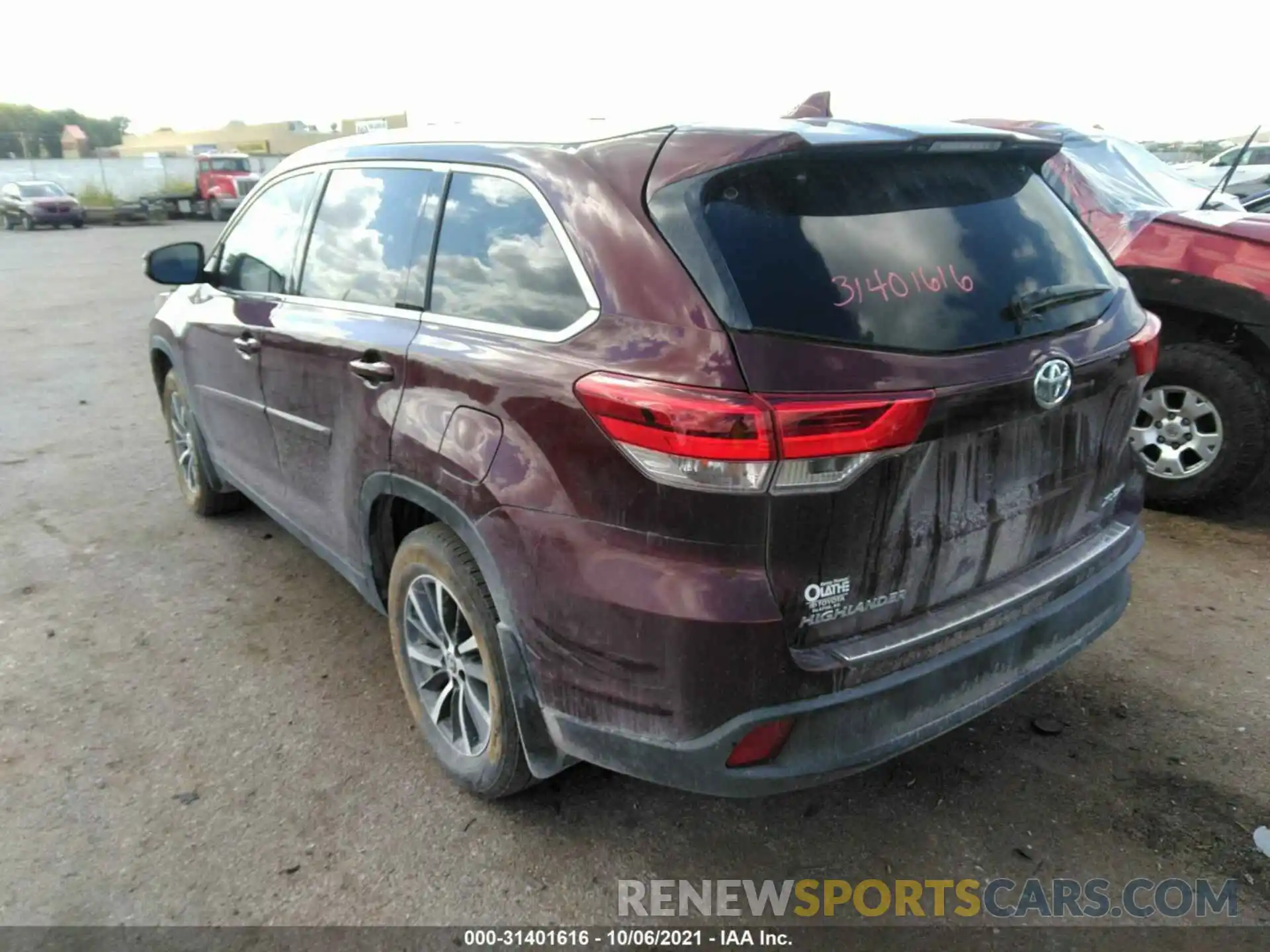 3 Photograph of a damaged car 5TDJZRFH0KS931951 TOYOTA HIGHLANDER 2019