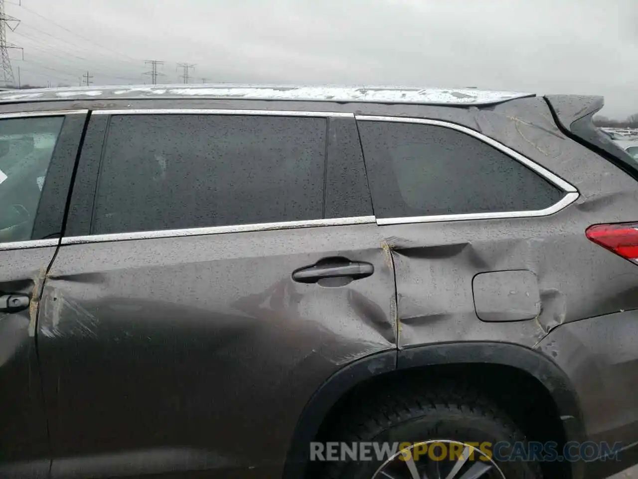 10 Photograph of a damaged car 5TDJZRFH0KS936759 TOYOTA HIGHLANDER 2019