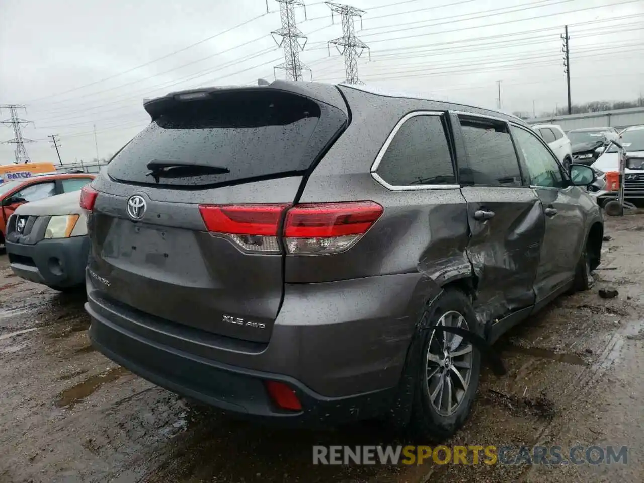 4 Photograph of a damaged car 5TDJZRFH0KS936759 TOYOTA HIGHLANDER 2019