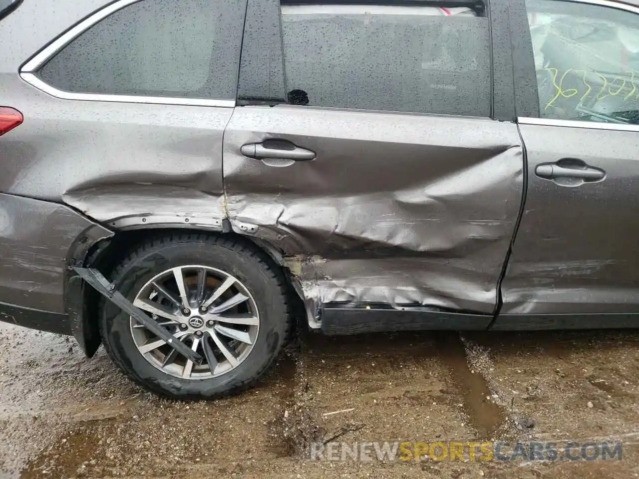 9 Photograph of a damaged car 5TDJZRFH0KS936759 TOYOTA HIGHLANDER 2019