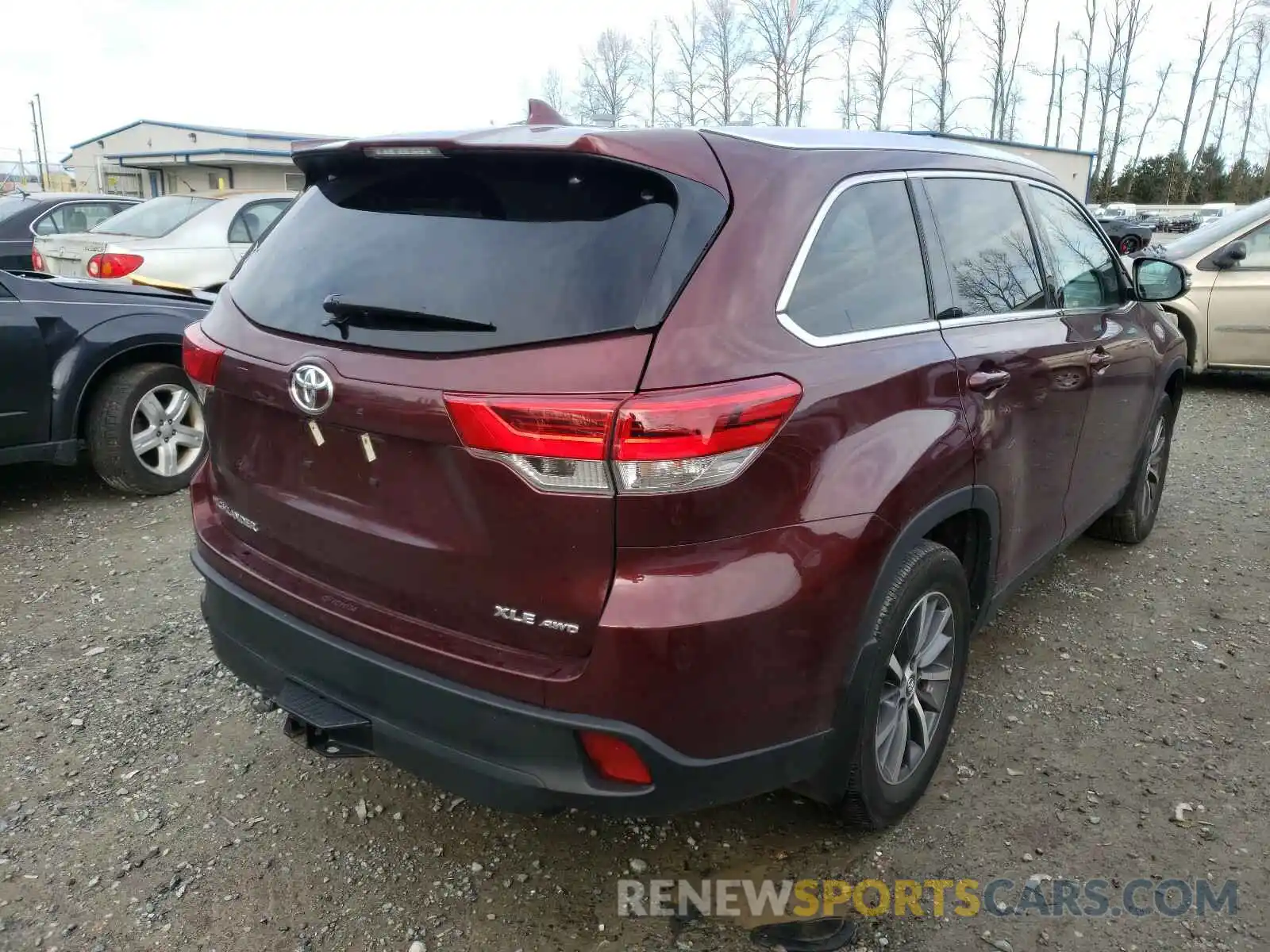 4 Photograph of a damaged car 5TDJZRFH0KS940312 TOYOTA HIGHLANDER 2019