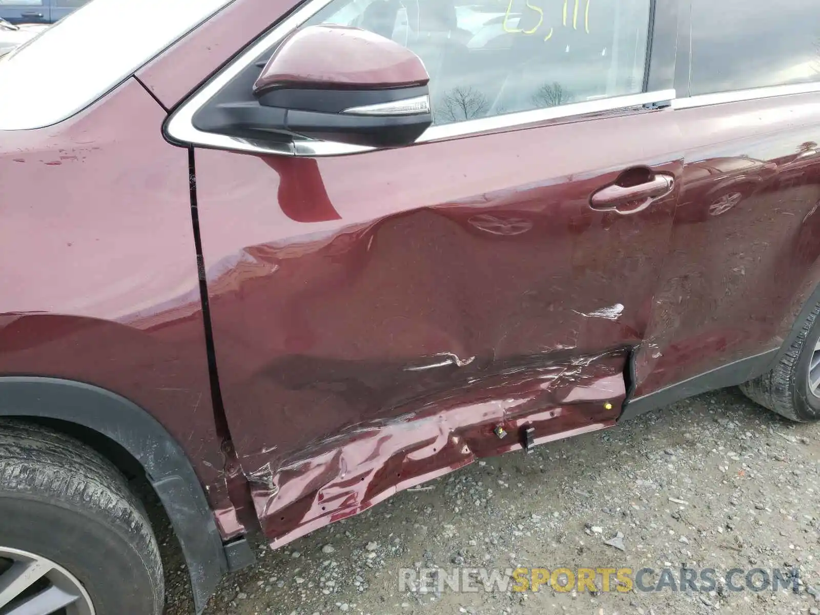 9 Photograph of a damaged car 5TDJZRFH0KS940312 TOYOTA HIGHLANDER 2019