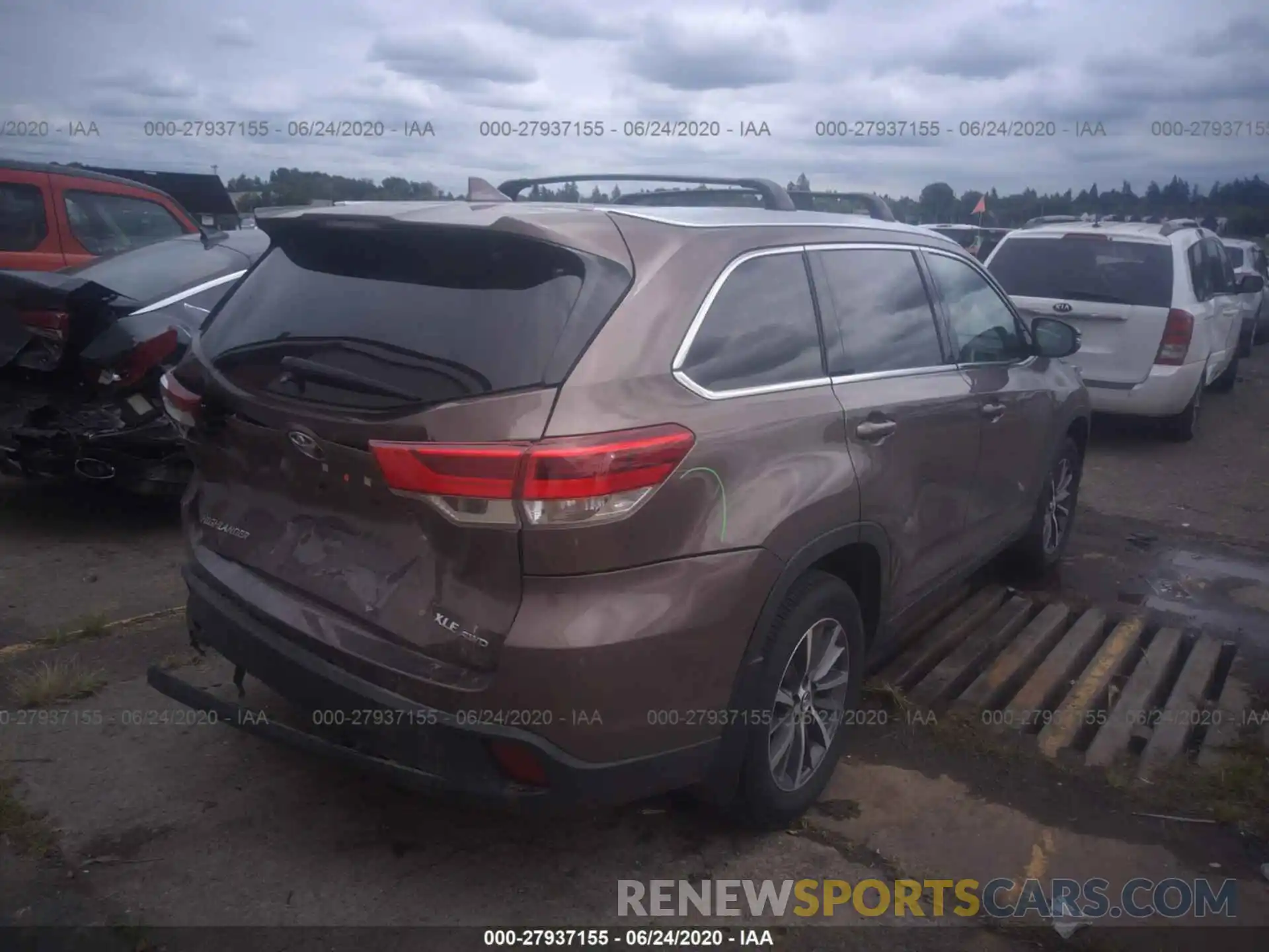 4 Photograph of a damaged car 5TDJZRFH0KS942612 TOYOTA HIGHLANDER 2019