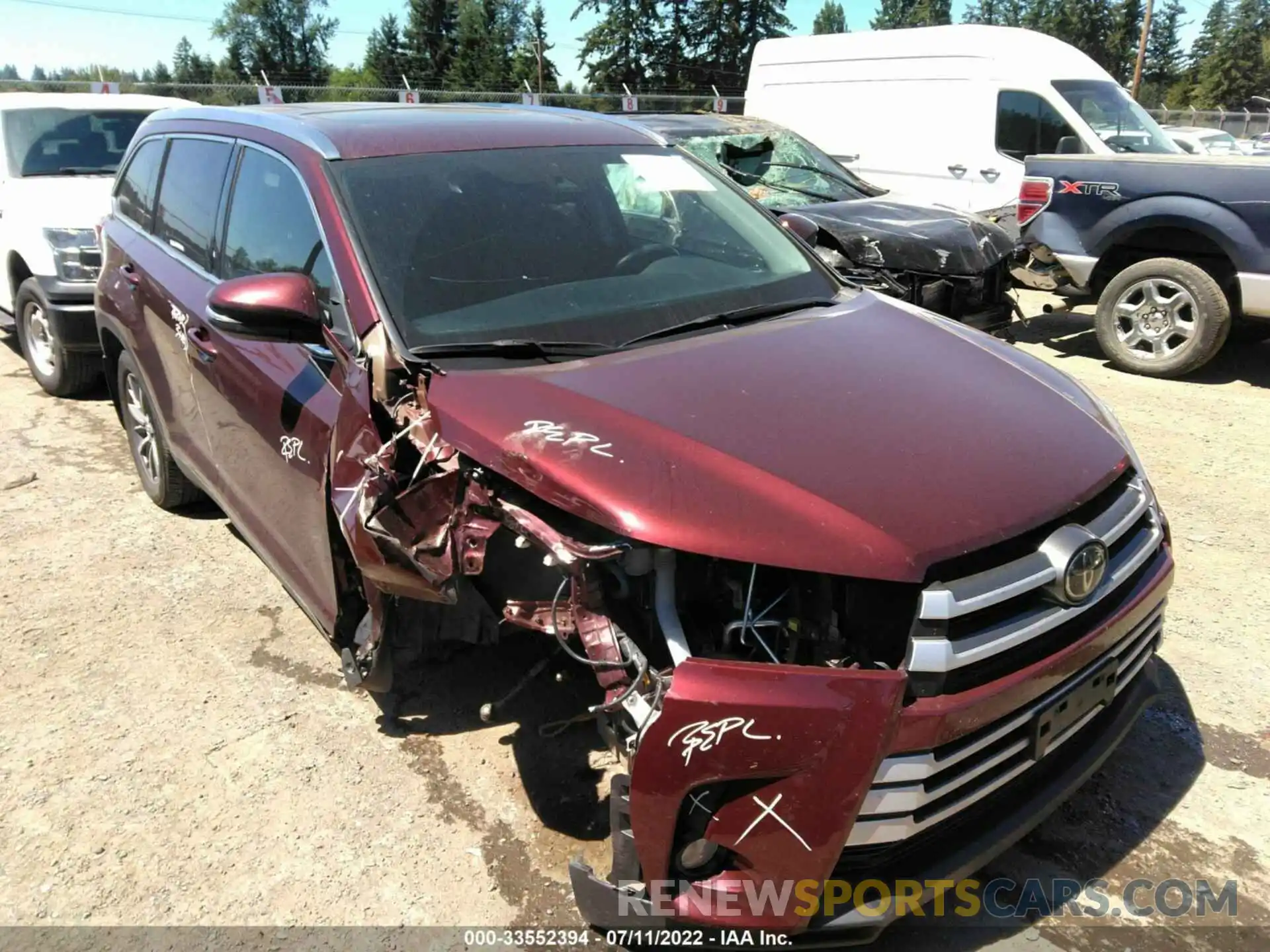 1 Photograph of a damaged car 5TDJZRFH0KS944117 TOYOTA HIGHLANDER 2019