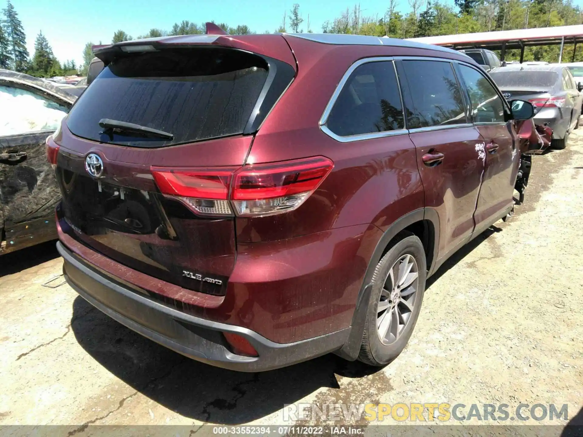 4 Photograph of a damaged car 5TDJZRFH0KS944117 TOYOTA HIGHLANDER 2019