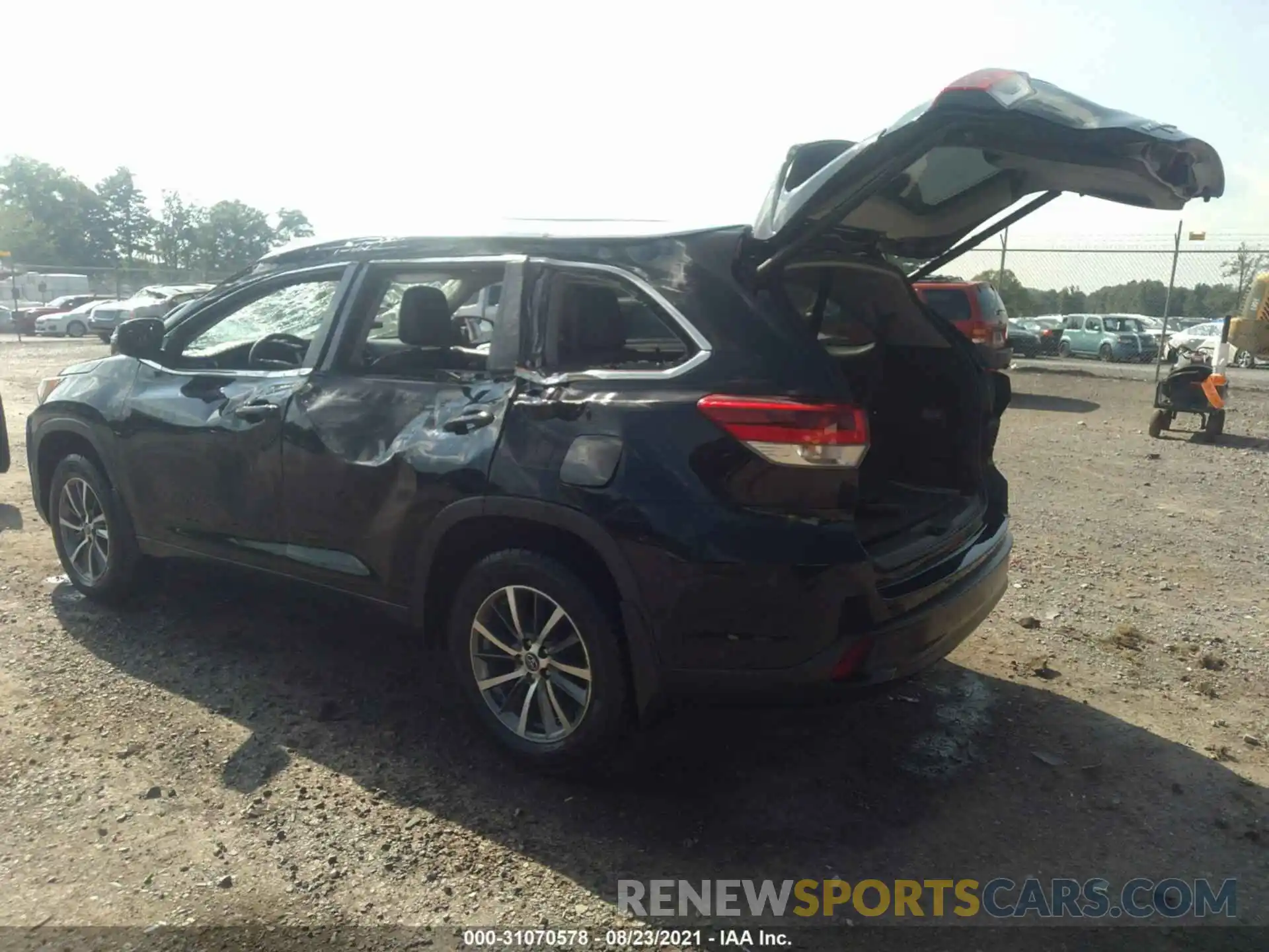 3 Photograph of a damaged car 5TDJZRFH0KS945039 TOYOTA HIGHLANDER 2019