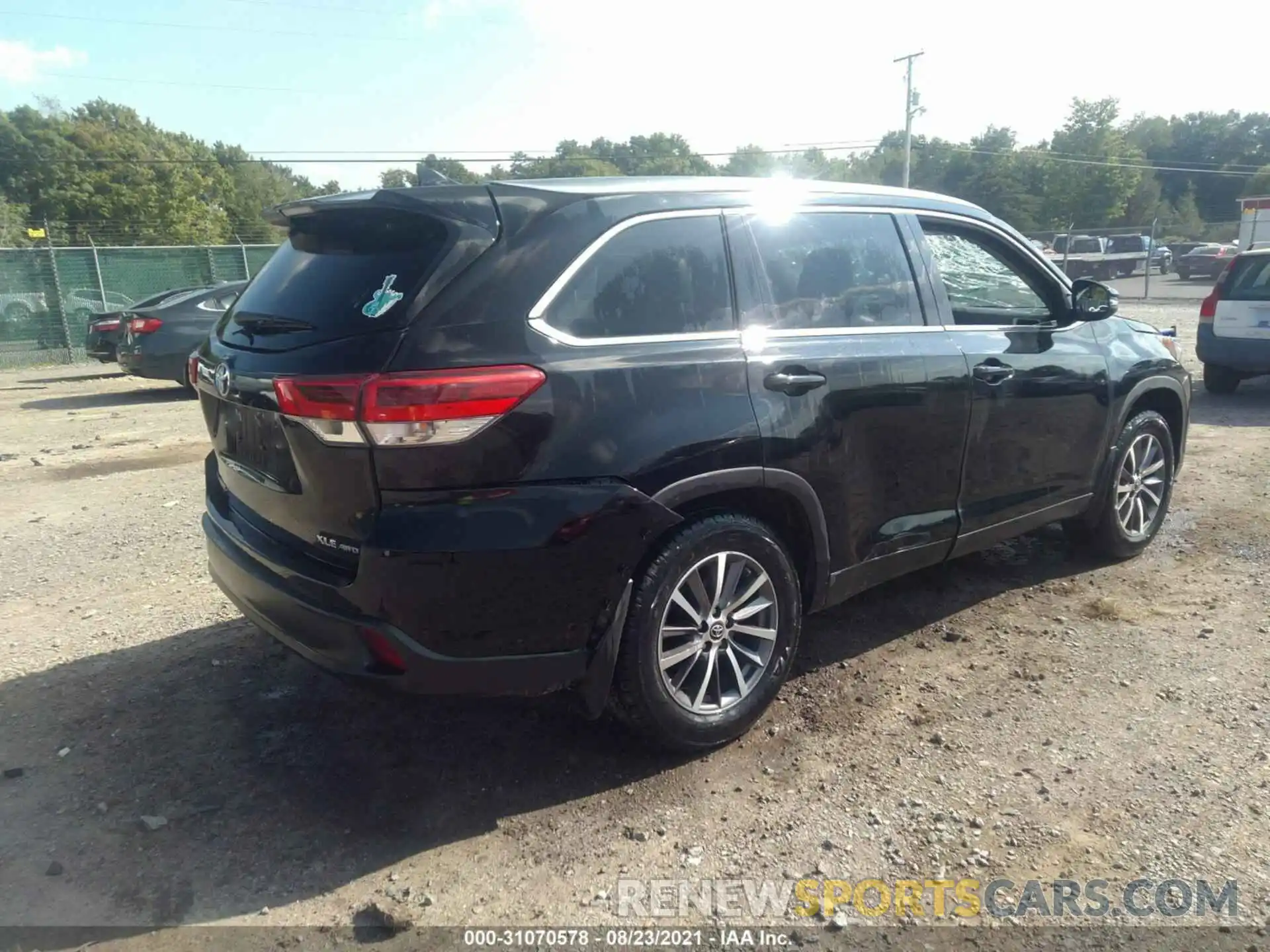 4 Photograph of a damaged car 5TDJZRFH0KS945039 TOYOTA HIGHLANDER 2019