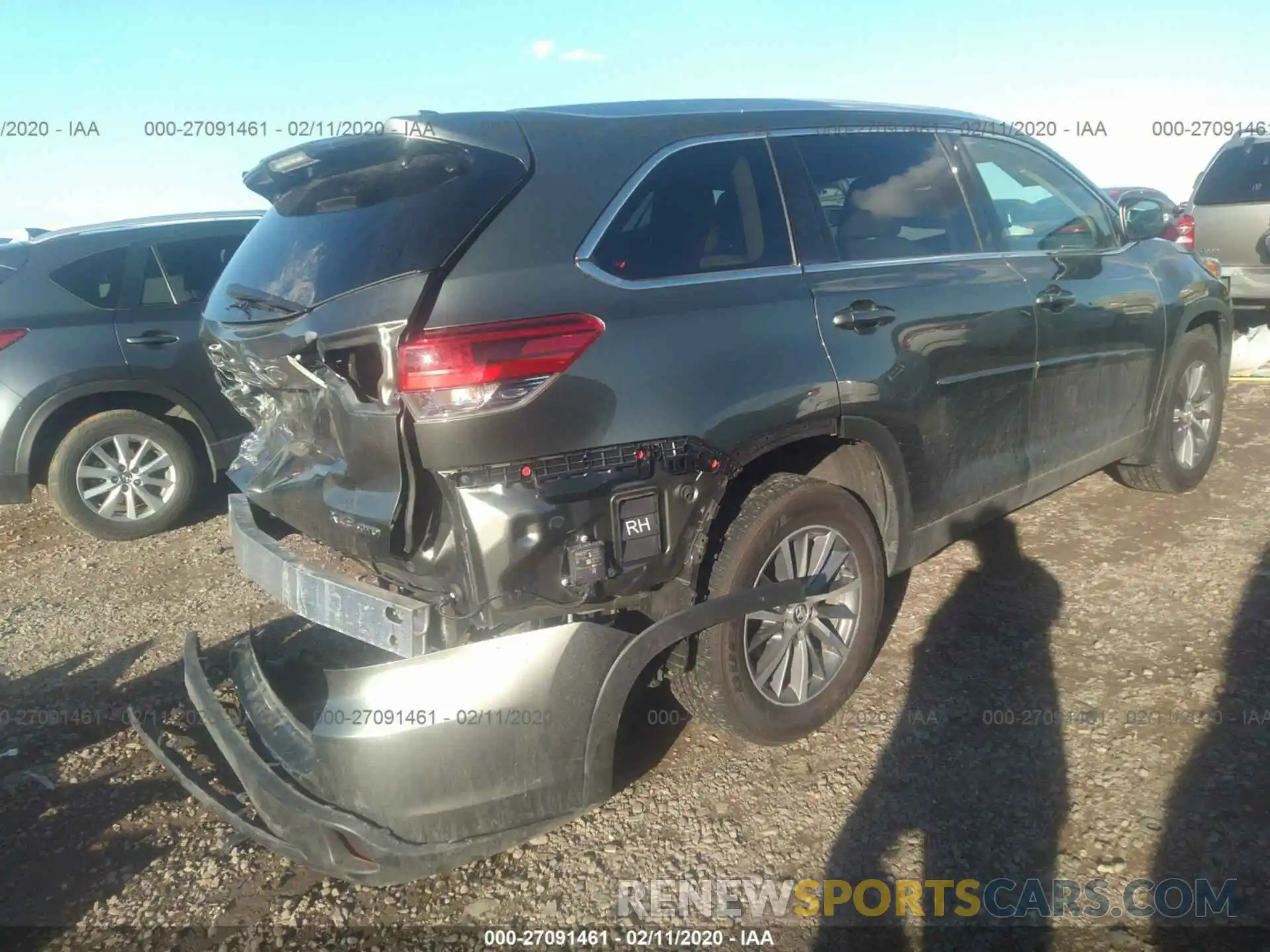 4 Photograph of a damaged car 5TDJZRFH0KS948796 TOYOTA HIGHLANDER 2019