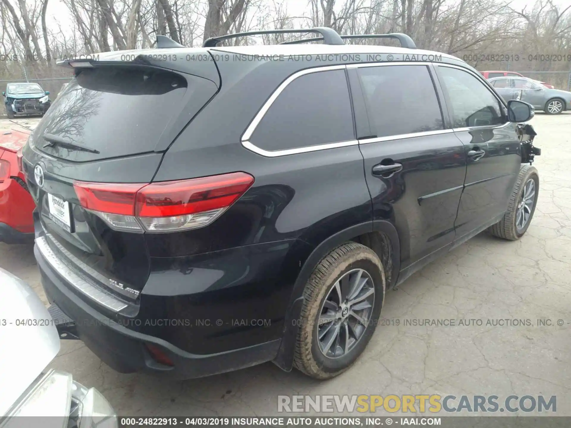 4 Photograph of a damaged car 5TDJZRFH0KS958079 TOYOTA HIGHLANDER 2019