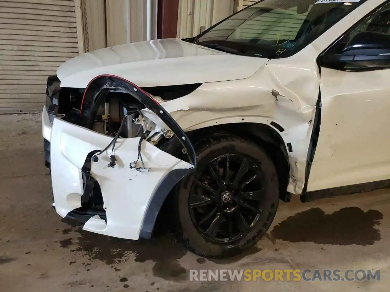 9 Photograph of a damaged car 5TDJZRFH0KS966764 TOYOTA HIGHLANDER 2019