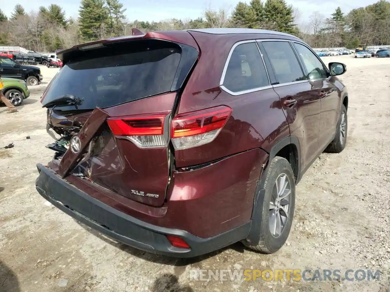 4 Photograph of a damaged car 5TDJZRFH0KS973696 TOYOTA HIGHLANDER 2019