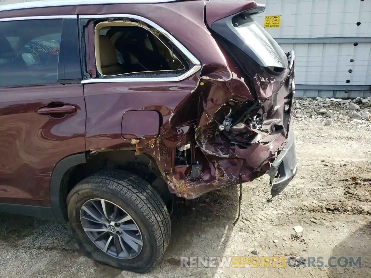 9 Photograph of a damaged car 5TDJZRFH0KS973696 TOYOTA HIGHLANDER 2019