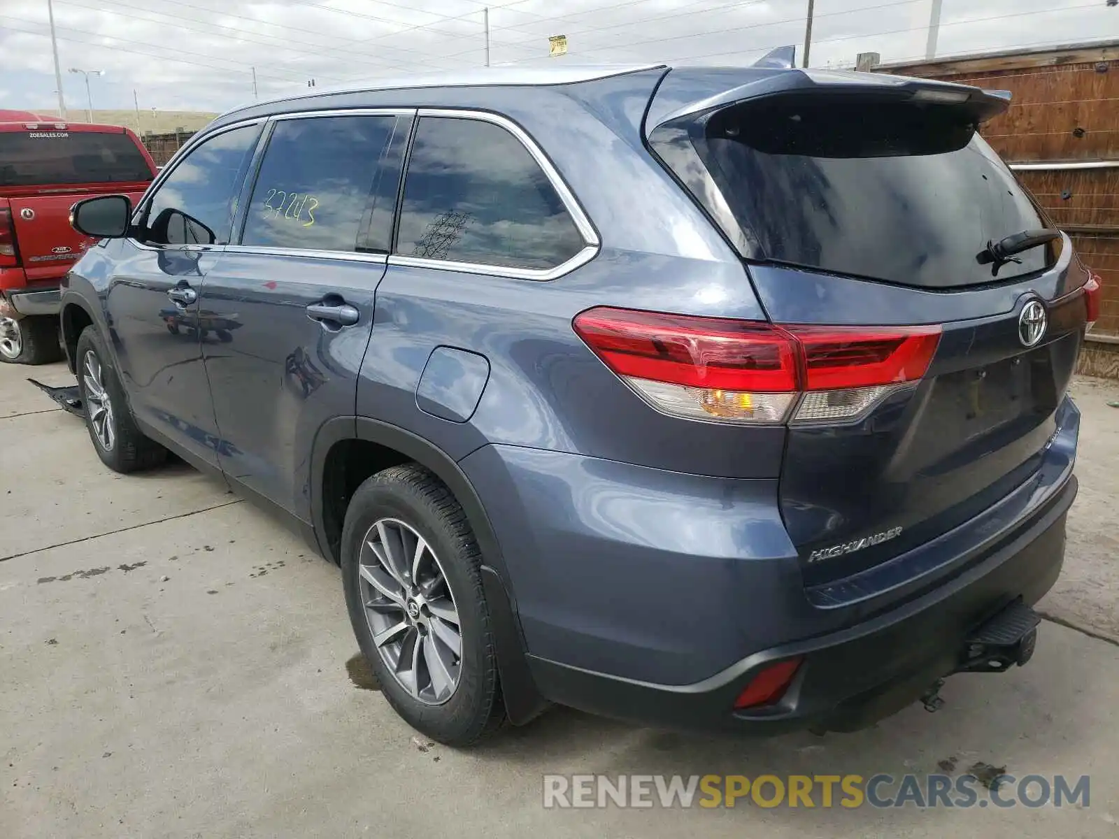 3 Photograph of a damaged car 5TDJZRFH0KS987758 TOYOTA HIGHLANDER 2019