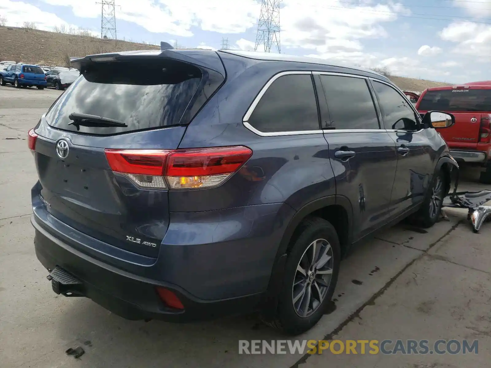 4 Photograph of a damaged car 5TDJZRFH0KS987758 TOYOTA HIGHLANDER 2019