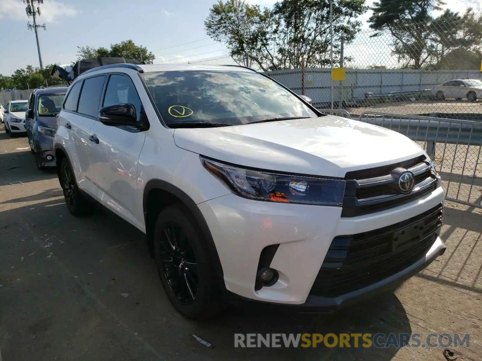 1 Photograph of a damaged car 5TDJZRFH0KS987890 TOYOTA HIGHLANDER 2019