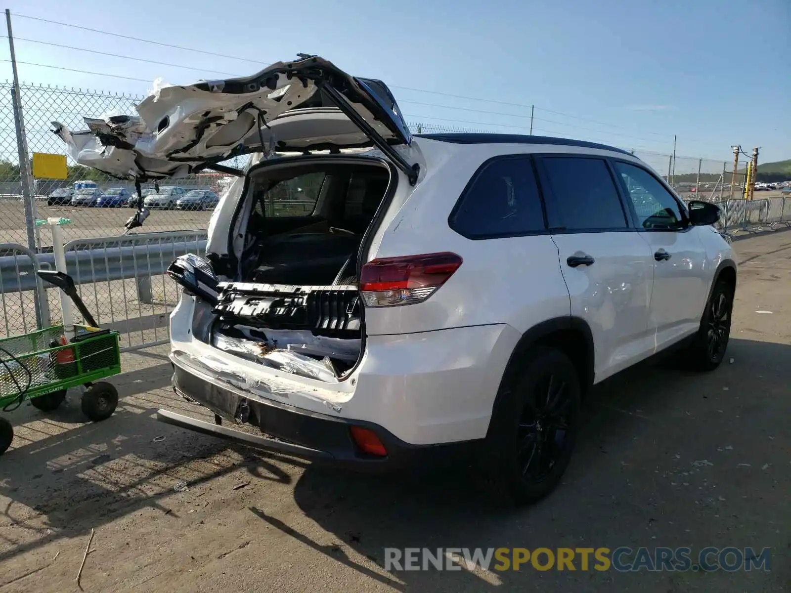 4 Photograph of a damaged car 5TDJZRFH0KS987890 TOYOTA HIGHLANDER 2019