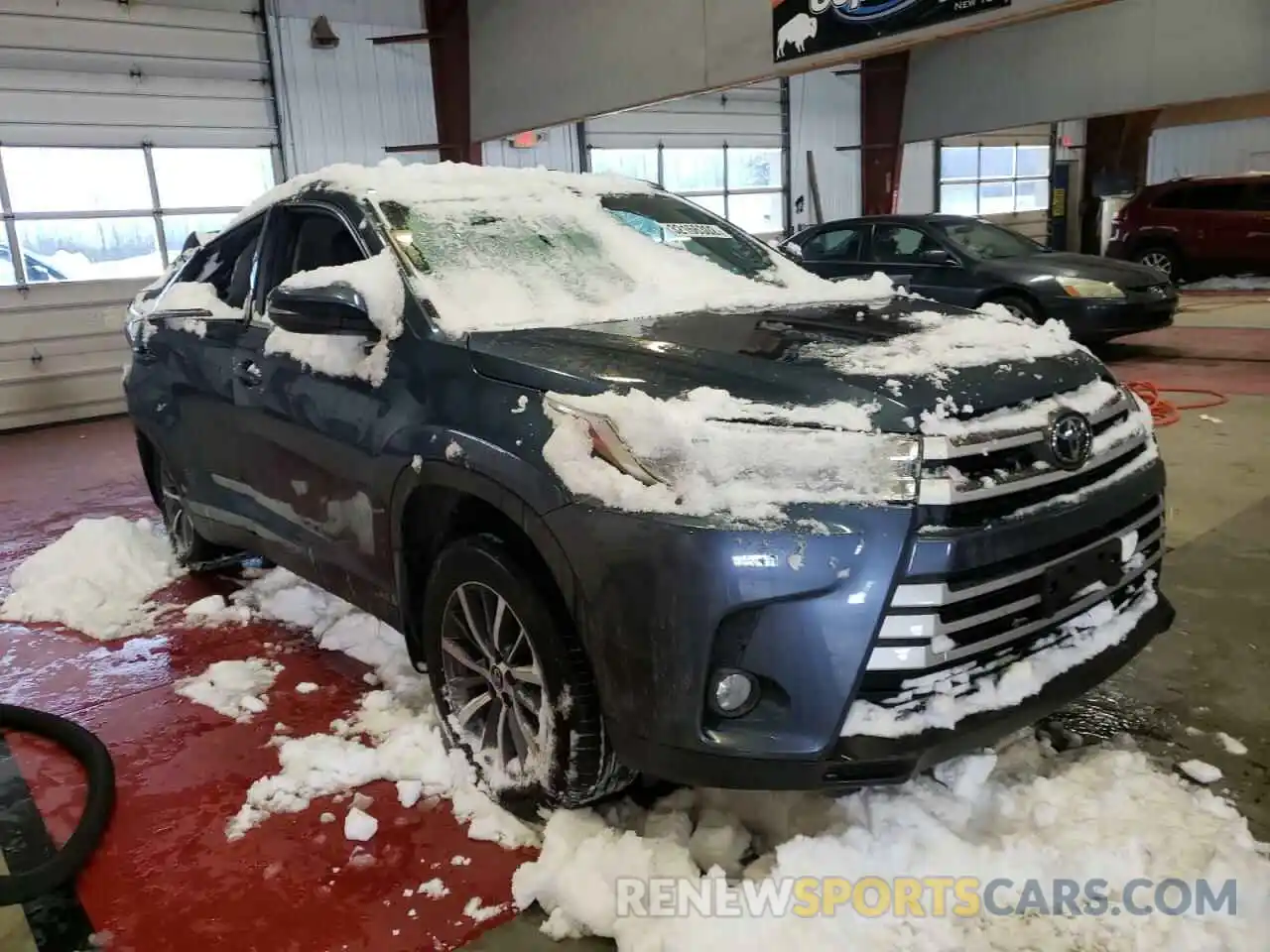 1 Photograph of a damaged car 5TDJZRFH0KS993463 TOYOTA HIGHLANDER 2019