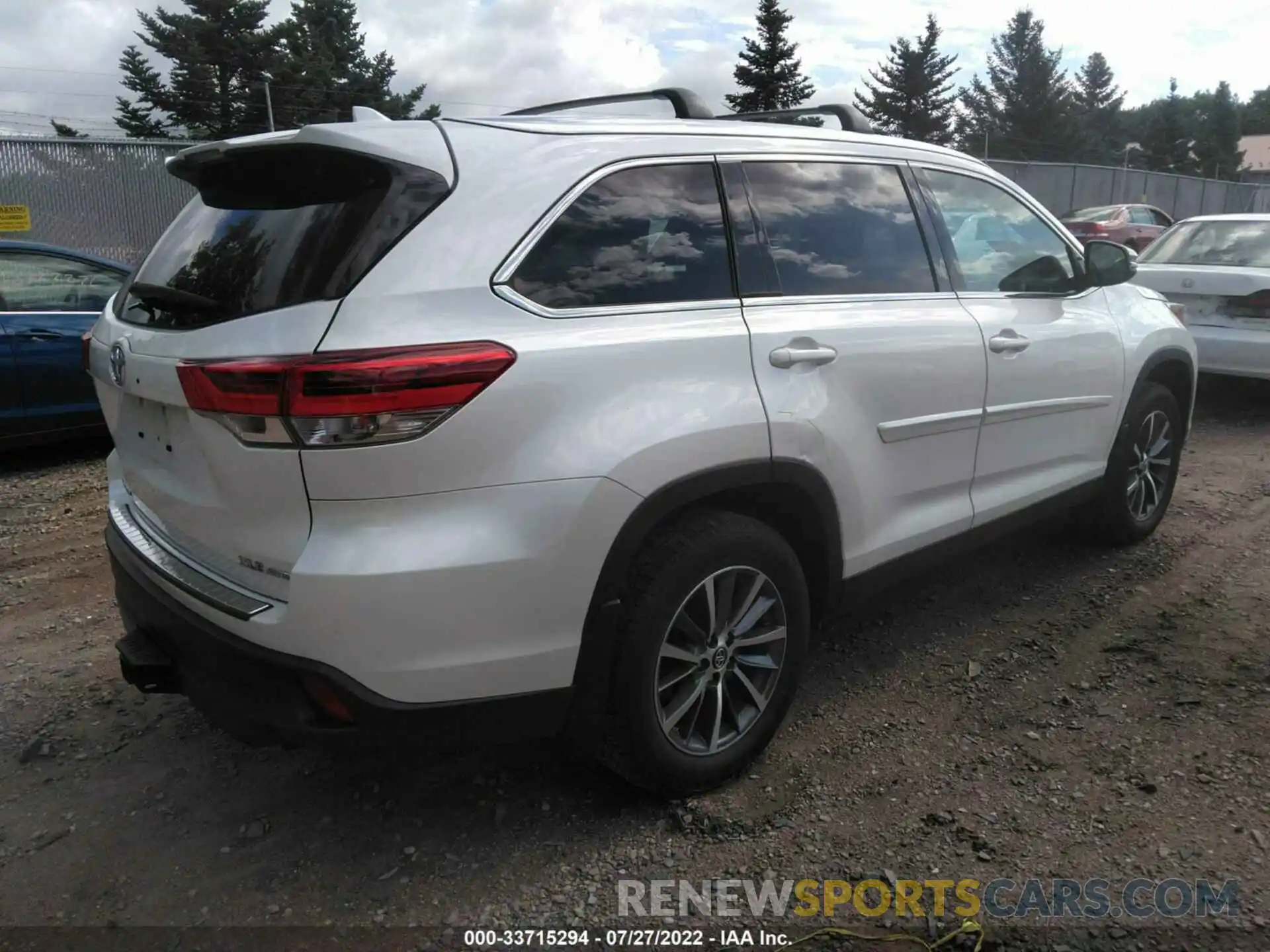 4 Photograph of a damaged car 5TDJZRFH0KS997805 TOYOTA HIGHLANDER 2019