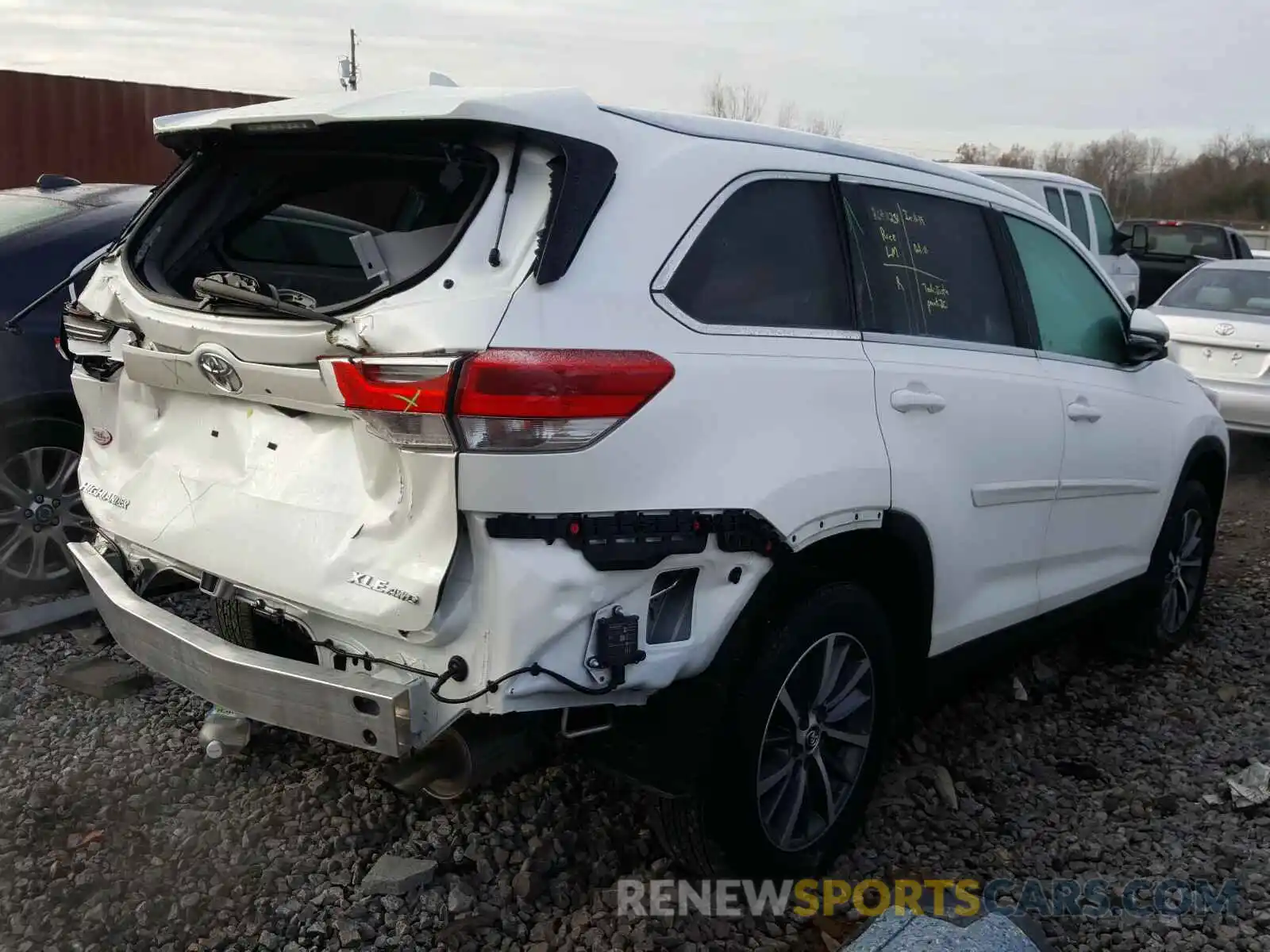 4 Photograph of a damaged car 5TDJZRFH0KS997867 TOYOTA HIGHLANDER 2019