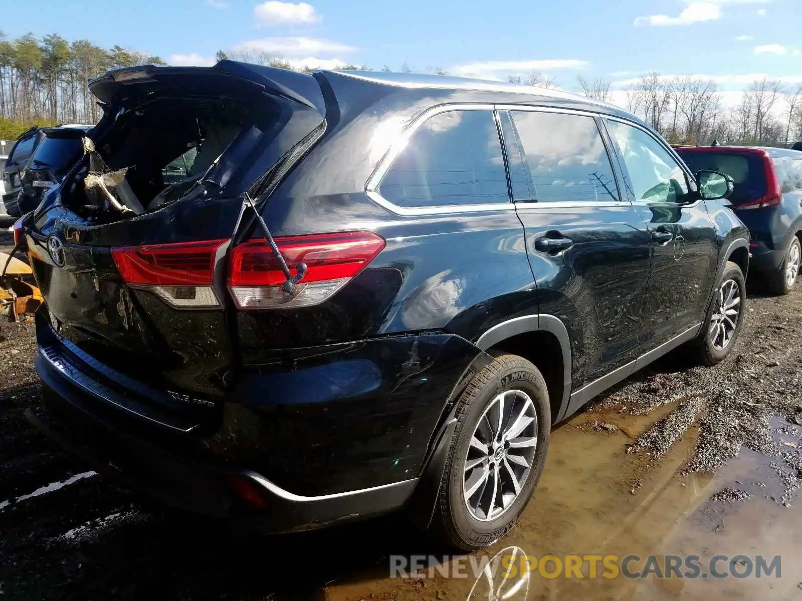 4 Photograph of a damaged car 5TDJZRFH1KS562565 TOYOTA HIGHLANDER 2019