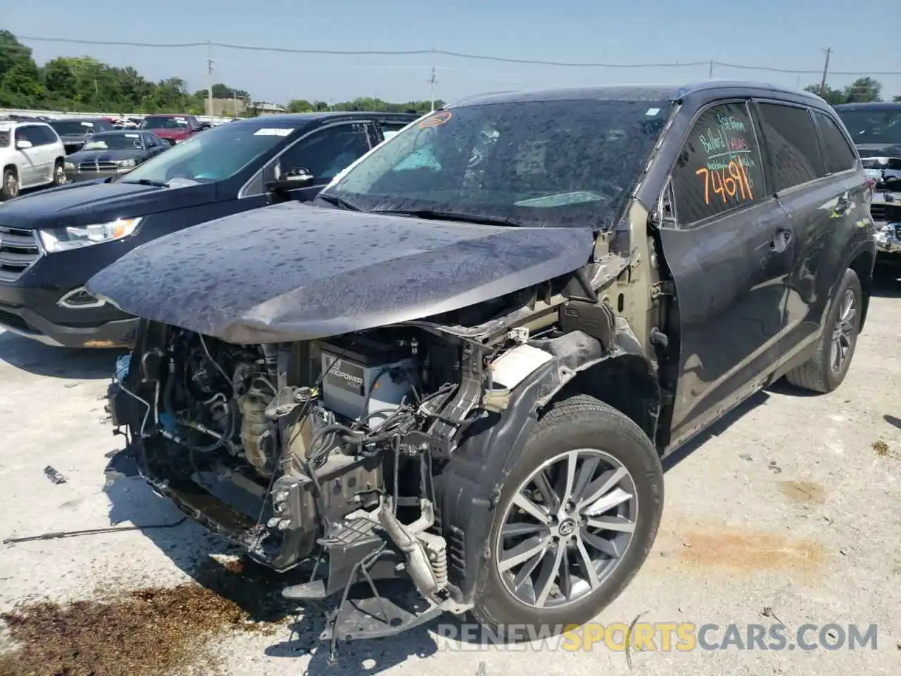 2 Photograph of a damaged car 5TDJZRFH1KS563263 TOYOTA HIGHLANDER 2019