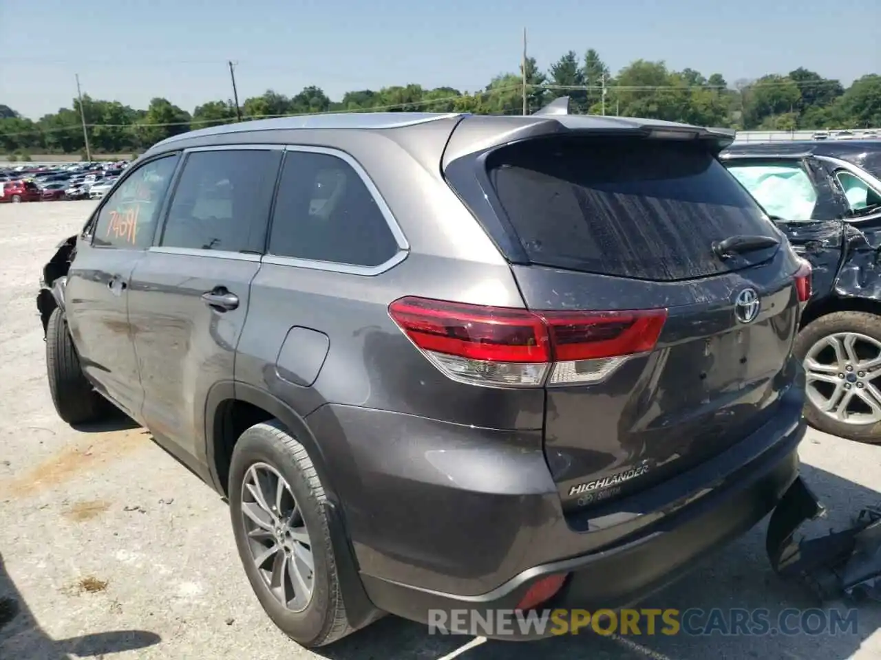 3 Photograph of a damaged car 5TDJZRFH1KS563263 TOYOTA HIGHLANDER 2019