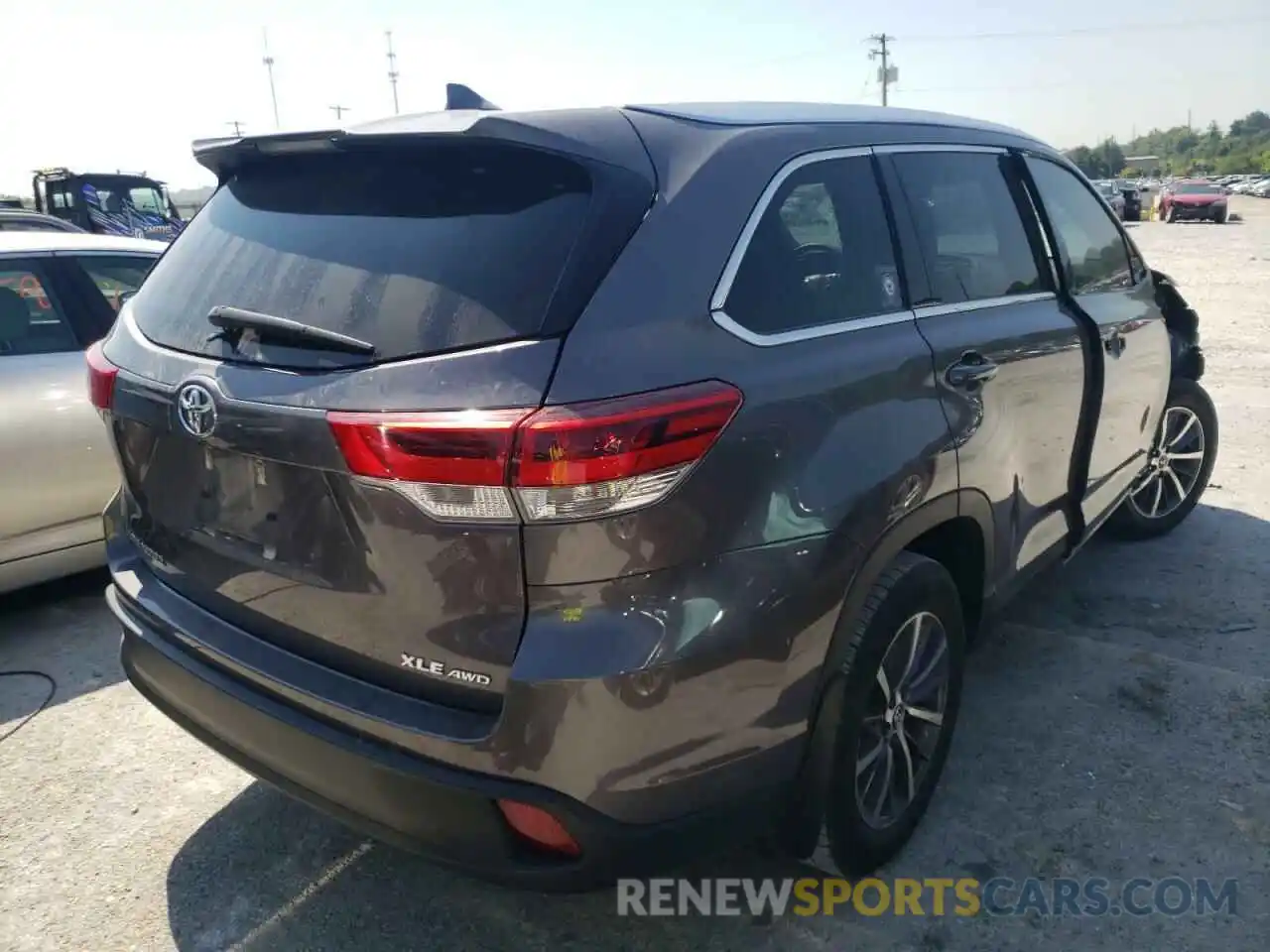 4 Photograph of a damaged car 5TDJZRFH1KS563263 TOYOTA HIGHLANDER 2019