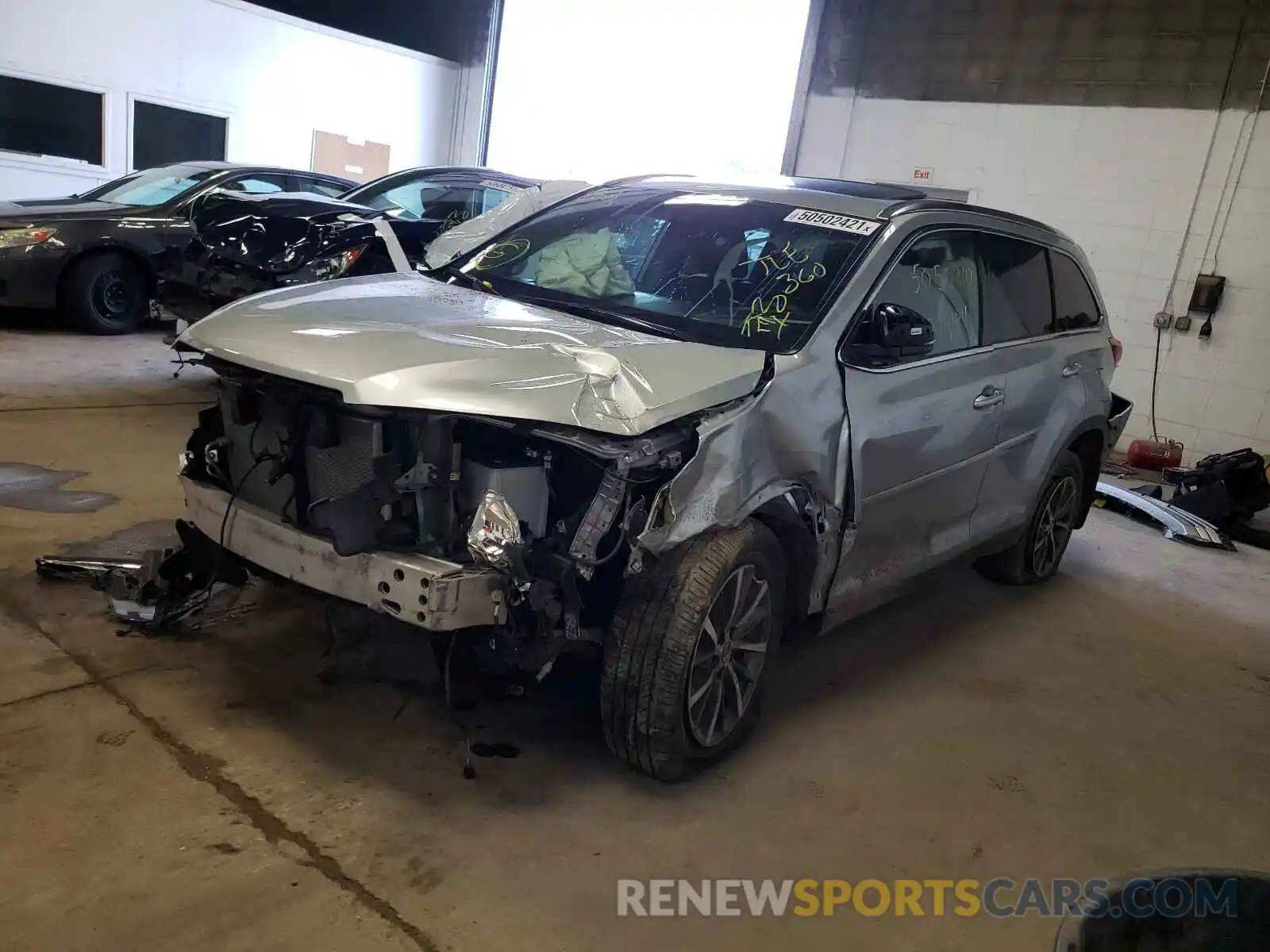 2 Photograph of a damaged car 5TDJZRFH1KS565241 TOYOTA HIGHLANDER 2019