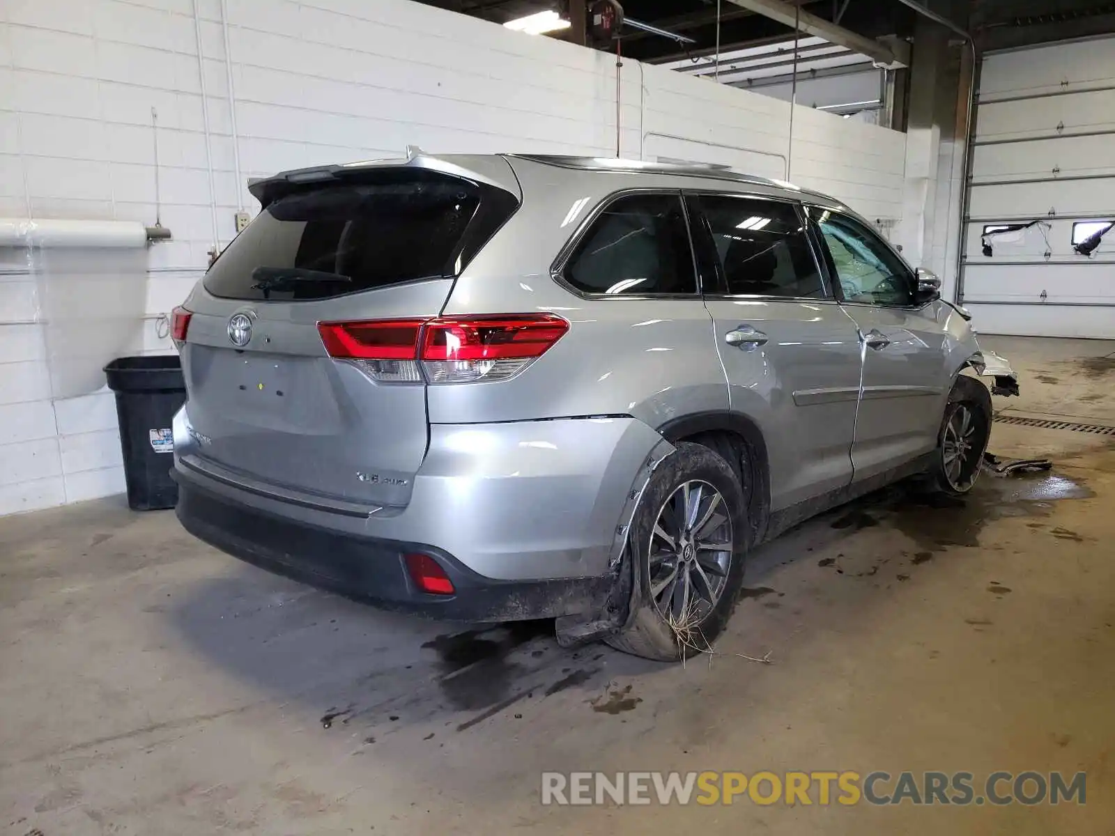 4 Photograph of a damaged car 5TDJZRFH1KS565241 TOYOTA HIGHLANDER 2019