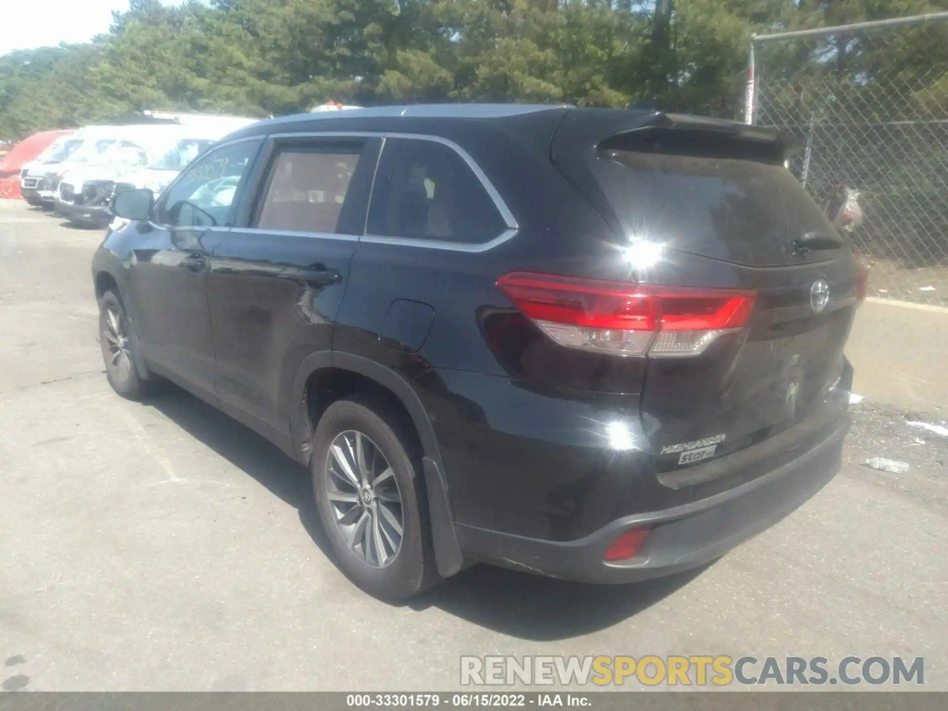 3 Photograph of a damaged car 5TDJZRFH1KS565269 TOYOTA HIGHLANDER 2019