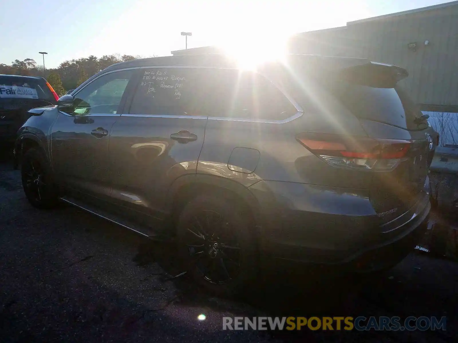 3 Photograph of a damaged car 5TDJZRFH1KS565367 TOYOTA HIGHLANDER 2019