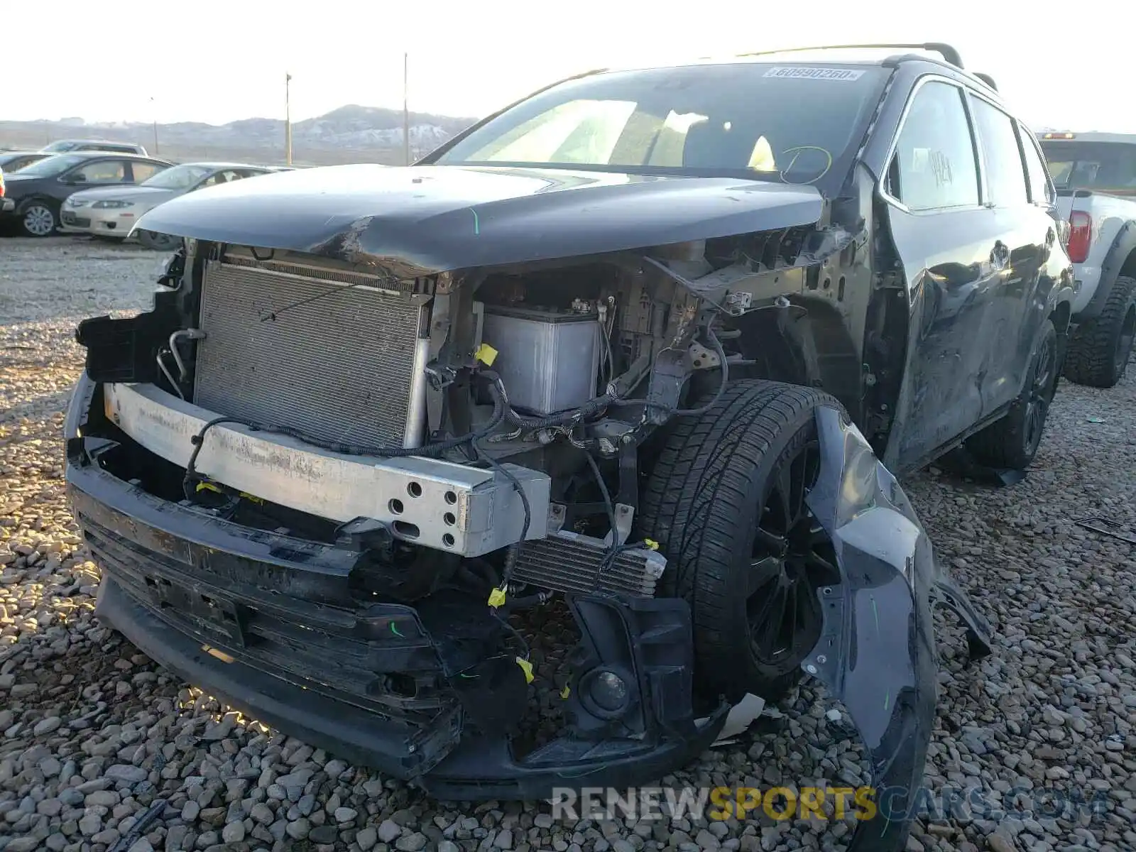 2 Photograph of a damaged car 5TDJZRFH1KS573355 TOYOTA HIGHLANDER 2019