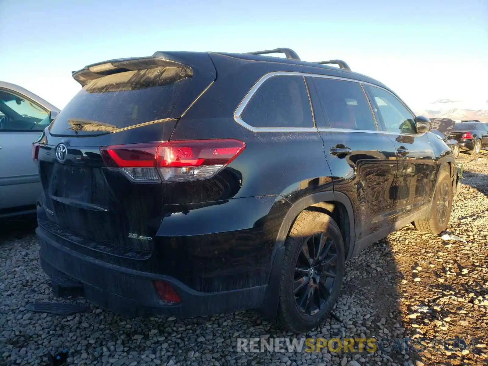 4 Photograph of a damaged car 5TDJZRFH1KS573355 TOYOTA HIGHLANDER 2019