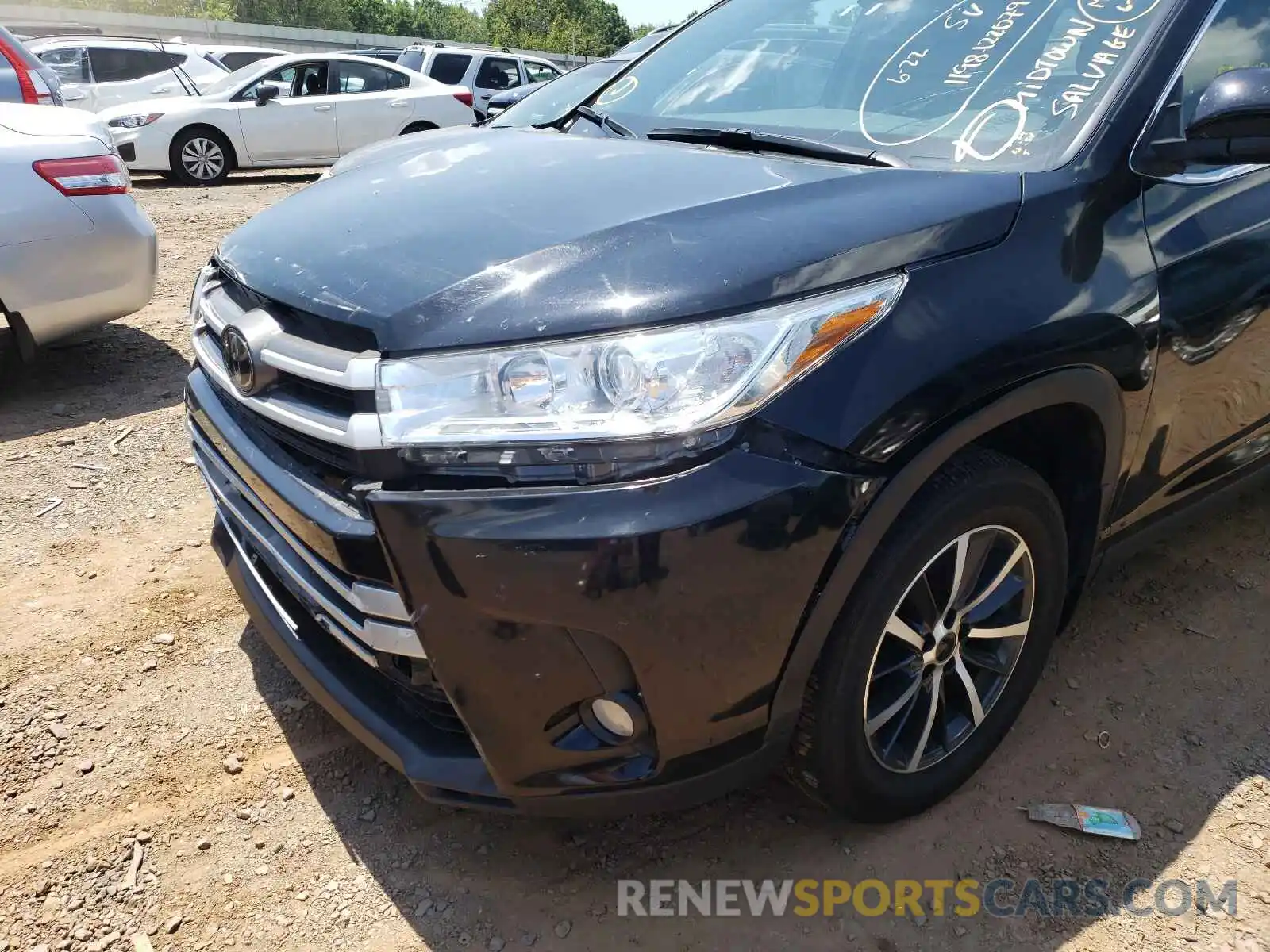 10 Photograph of a damaged car 5TDJZRFH1KS573761 TOYOTA HIGHLANDER 2019