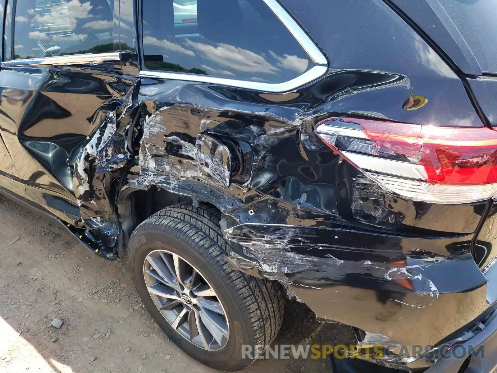 9 Photograph of a damaged car 5TDJZRFH1KS573761 TOYOTA HIGHLANDER 2019