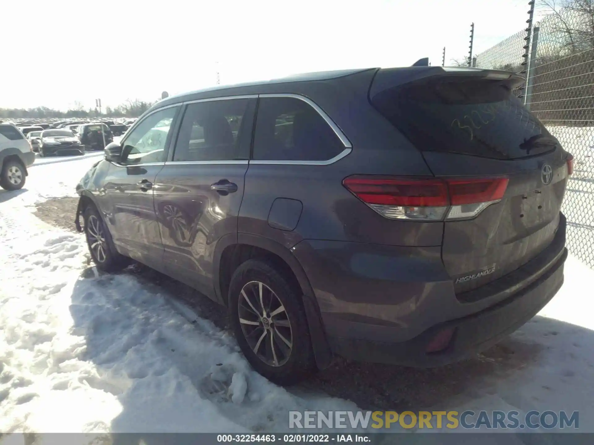 3 Photograph of a damaged car 5TDJZRFH1KS574084 TOYOTA HIGHLANDER 2019