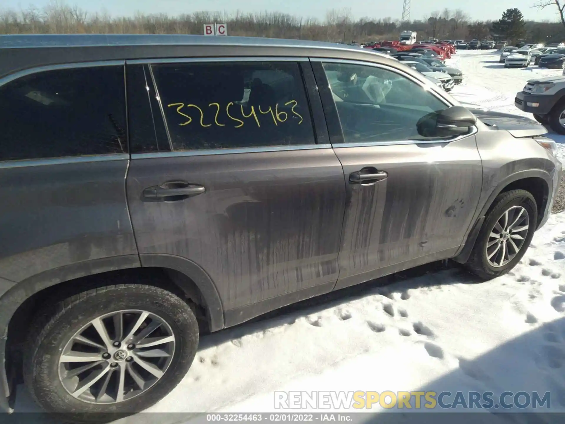 4 Photograph of a damaged car 5TDJZRFH1KS574084 TOYOTA HIGHLANDER 2019