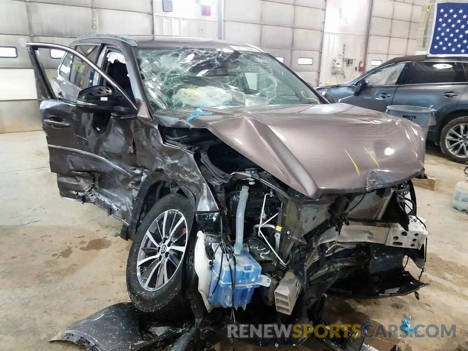 1 Photograph of a damaged car 5TDJZRFH1KS574909 TOYOTA HIGHLANDER 2019