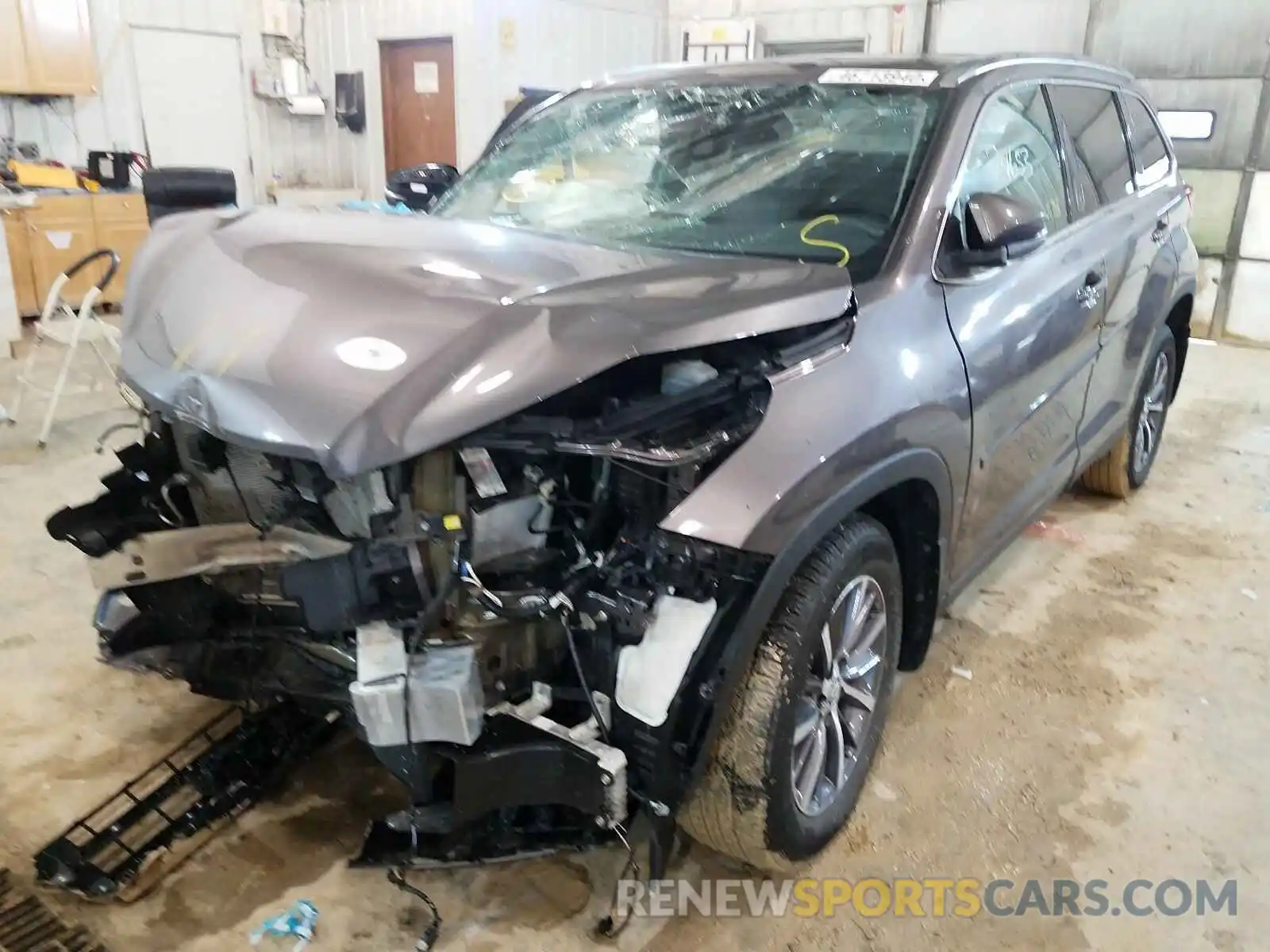 2 Photograph of a damaged car 5TDJZRFH1KS574909 TOYOTA HIGHLANDER 2019