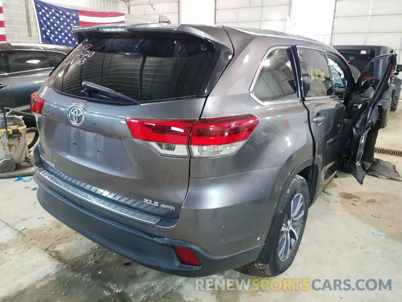 4 Photograph of a damaged car 5TDJZRFH1KS574909 TOYOTA HIGHLANDER 2019