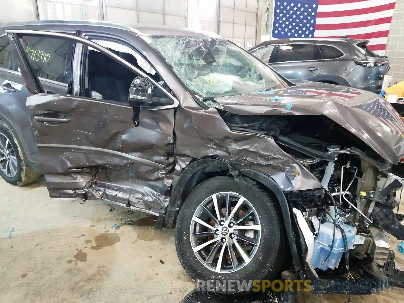 9 Photograph of a damaged car 5TDJZRFH1KS574909 TOYOTA HIGHLANDER 2019