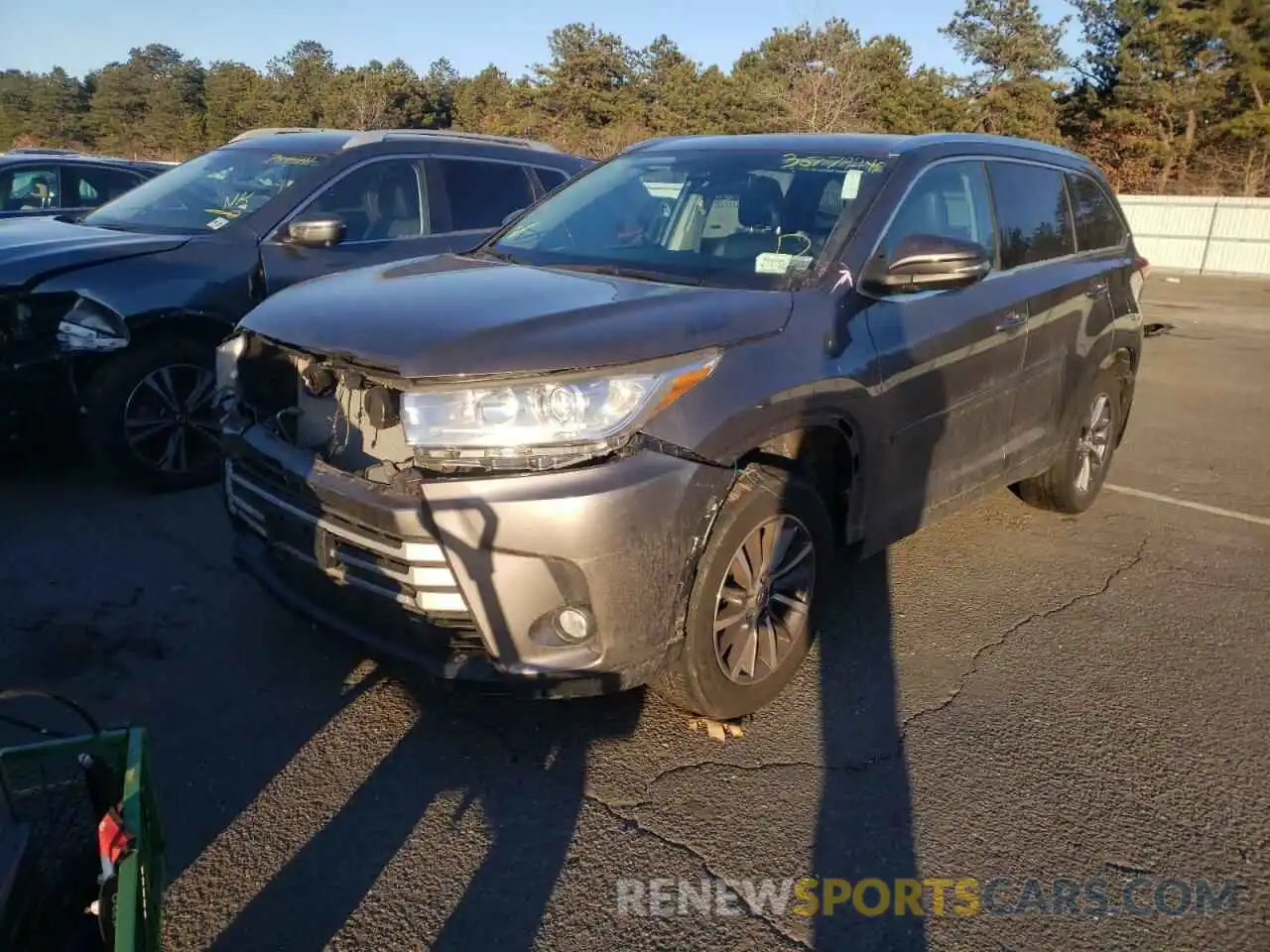 2 Photograph of a damaged car 5TDJZRFH1KS576143 TOYOTA HIGHLANDER 2019