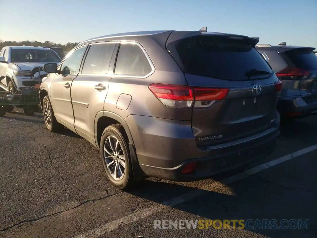 3 Photograph of a damaged car 5TDJZRFH1KS576143 TOYOTA HIGHLANDER 2019